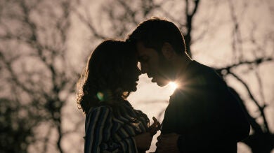 Así ha sido la historia de Andrés y Begoña hasta el momento en Sueños de libertad: besos furtivos, encuentros y unos dibujos que les han delatado