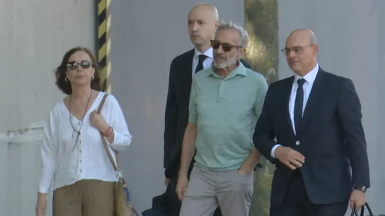 Las imágenes de Imanol Arias celebrando con amigos el pacto al que ha llegado con Hacienda Las imágenes de Imanol Arias celebrando con amigos el pacto al que ha llegado con Hacienda