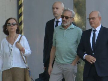 Las imágenes de Imanol Arias celebrando con amigos el pacto al que ha llegado con Hacienda 