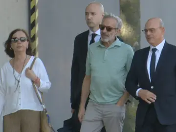 Las imágenes de Imanol Arias celebrando con amigos el pacto al que ha llegado con Hacienda Las imágenes de Imanol Arias celebrando con amigos el pacto al que ha llegado con Hacienda