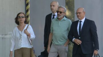Las imágenes de Imanol Arias celebrando con amigos el pacto al que ha llegado con Hacienda 