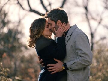 Andr&eacute;s y Bego&ntilde;a beso