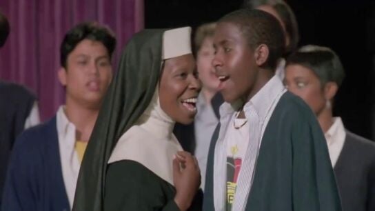 Whoopi Goldberg y Ryan Toby cantando Oh Happy Day en Sister Act 2