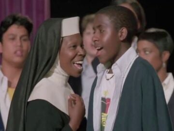 Whoopi Goldberg y Ryan Toby cantando Oh Happy Day en Sister Act 2