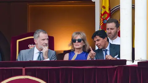 El rey Felipe VI, la periodista María Rey y Francisco Rivera El rey Felipe VI, la periodista María Rey y Francisco Rivera
