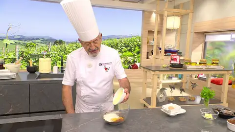 Mezcla los ingredientes con una varilla manual hasta que queden integrados Mezcla los ingredientes con una varilla manual hasta que queden integrados