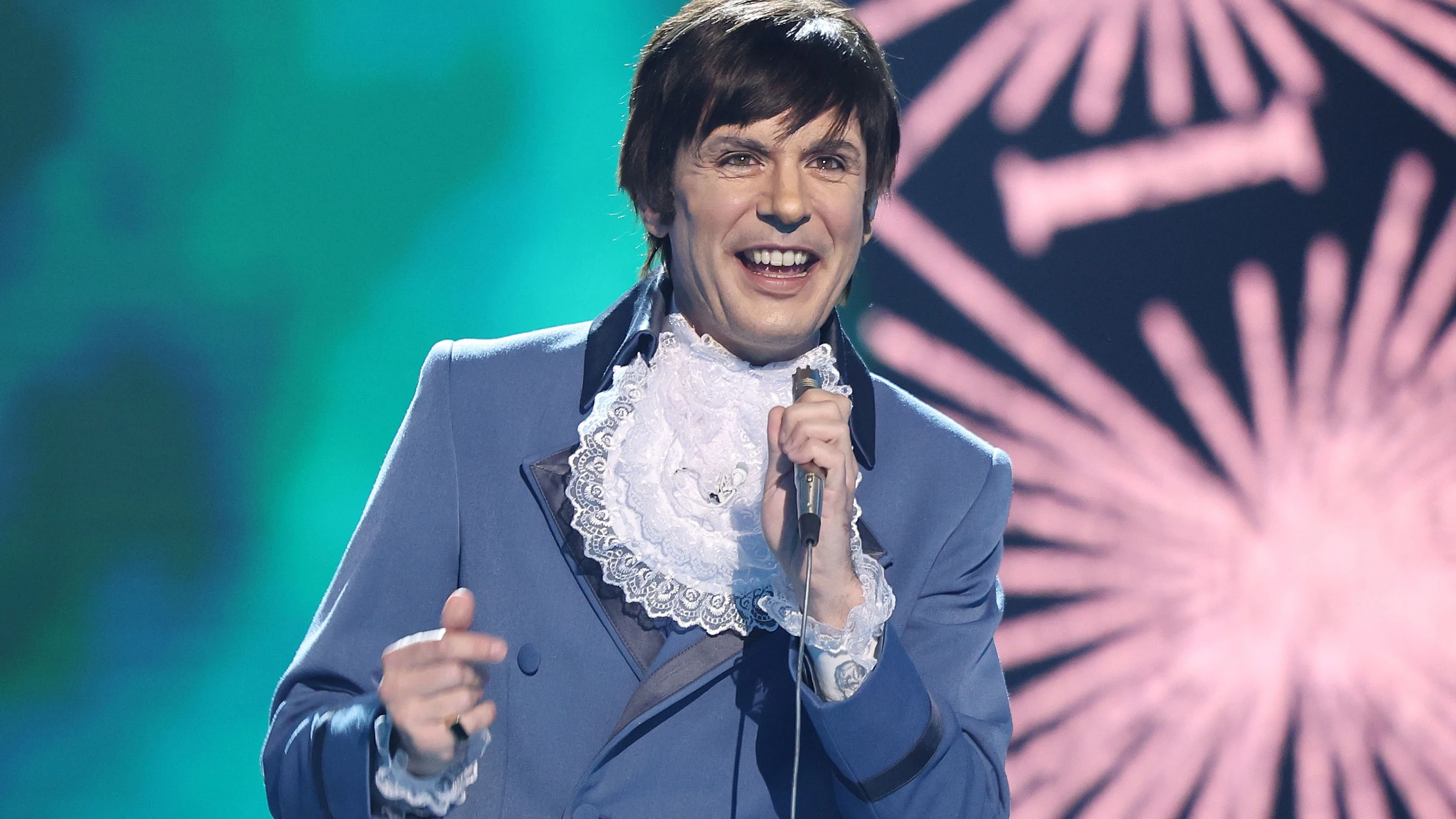 Juanra Bonet contagia la alegr&iacute;a de Cliff Richard cantando &lsquo;Congratulations&rsquo; 