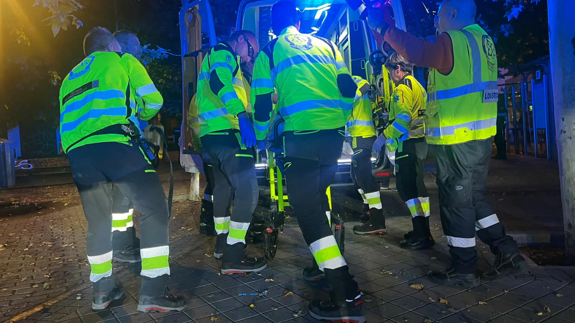 Los servicios de emergencia atendiendo al hombre