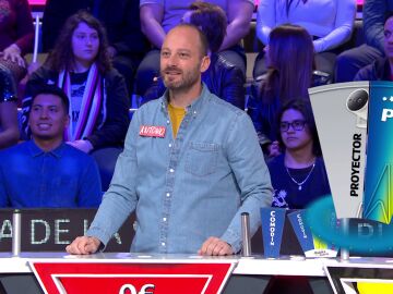 Antonio falla el panel y se despide del proyector
