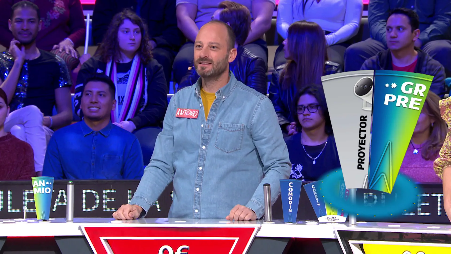 Antonio falla el panel y se despide del proyector