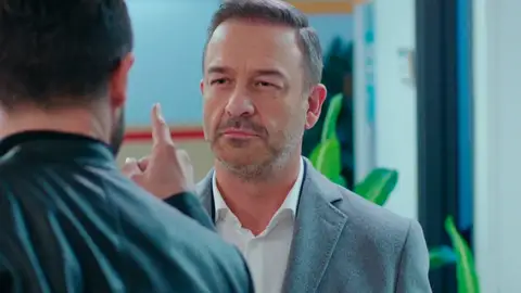 ¡Tenso enfrentamiento! Doğan provoca a Çağatay cuidando de su familia tras el accidente de Halit Can ¡Tenso enfrentamiento! Doğan provoca a Çağatay cuidando de su familia tras el accidente de Halit Can