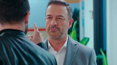 ¡Tenso enfrentamiento! Doğan provoca a Çağatay cuidando de su familia tras el accidente de Halit Can