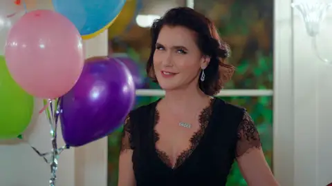 Ender contraataca: su jugada hace que Doğan desconfíe de Arzu Ender contraataca: su jugada hace que Doğan desconfíe de Arzu