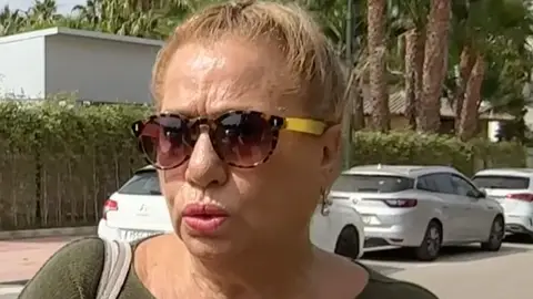 Mayte Zaldívar saliendo del hospital tras visitar a Julián Muñoz Mayte Zaldívar saliendo del hospital tras visitar a Julián Muñoz