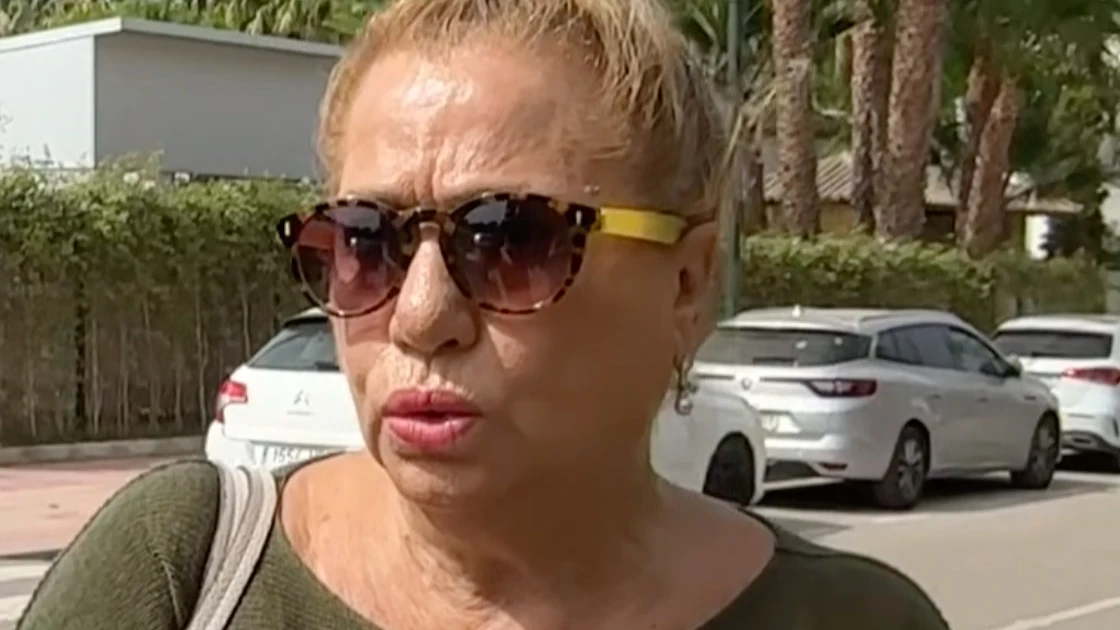 Mayte Zald&iacute;var saliendo del hospital tras visitar a Juli&aacute;n Mu&ntilde;oz