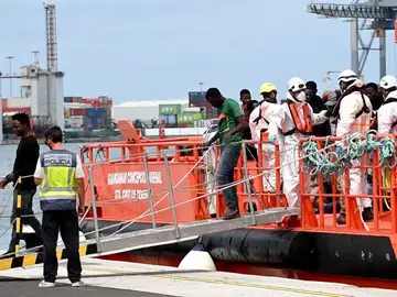 Migrantes desembarcando Migrantes desembarcando