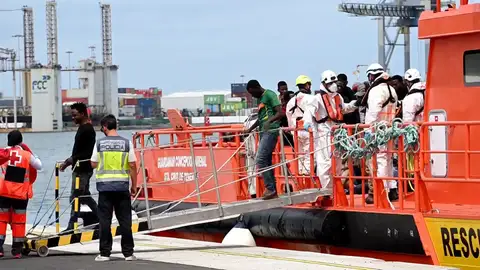 Migrantes desembarcando Migrantes desembarcando