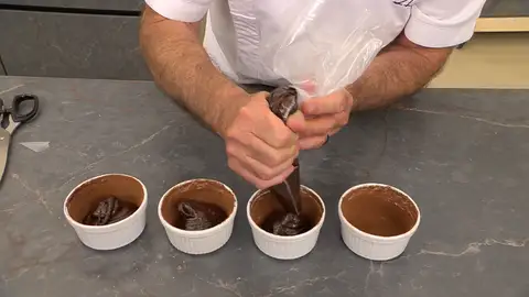 Reparte la mezcla en 4 recipientes aptos para el horno y hornéalos a 200º durante 6 minutos Reparte la mezcla en 4 recipientes aptos para el horno y hornéalos a 200º durante 6 minutos