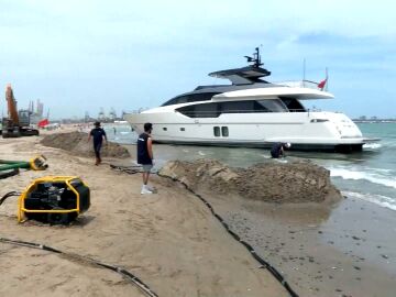 Un lujoso yate de 5 millones de euros, varado a escasos metros de la orilla de la playa de Pineda (Valencia): 