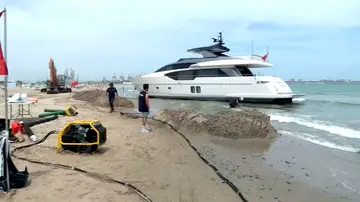 Un lujoso yate de 5 millones de euros, varado a escasos metros de la orilla de la playa de Pineda (Valencia): 