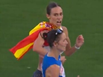 La imagen de la atleta Laura García-Caro al ser adelantada por Olyanovska en el último metro