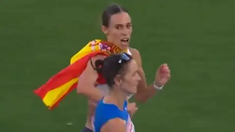La imagen de la atleta Laura García-Caro al ser adelantada por Olyanovska en el último metro La imagen de la atleta Laura García-Caro al ser adelantada por Olyanovska en el último metro