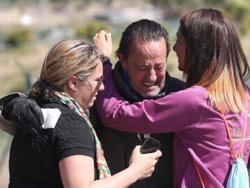 Julian Muñoz junto a sus hijas Elia y Eloisa Muñoz durante un permiso penitenciario en 2016