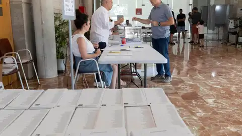 Un hombre votando Un hombre votando