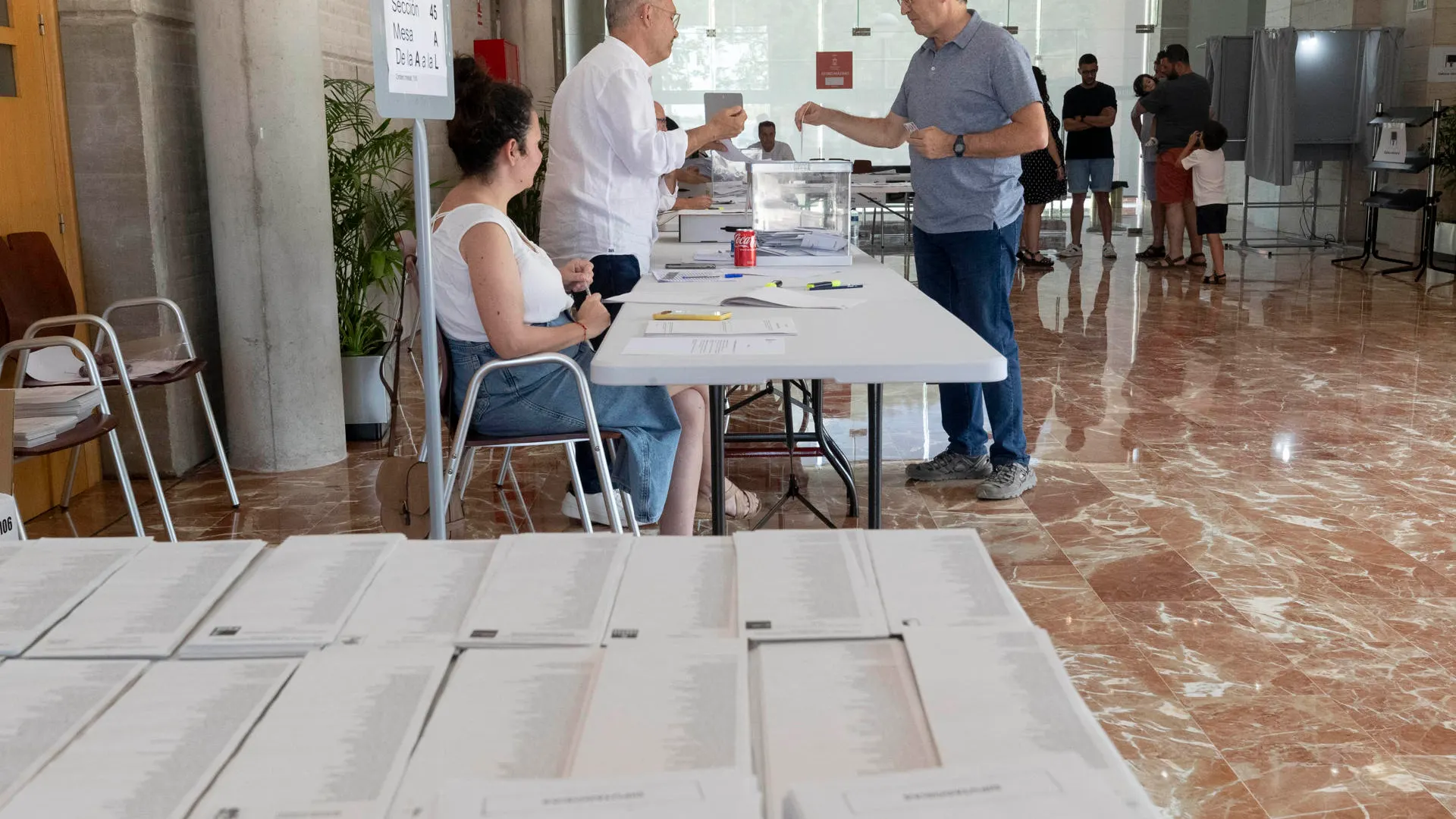 Un hombre votando