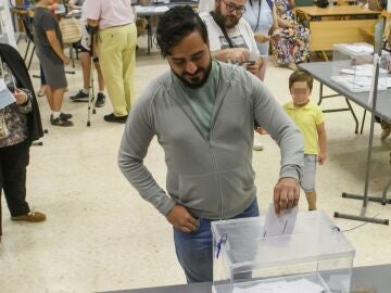 Alvise Pérez votando en las elecciones europeas