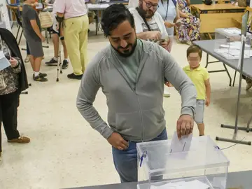 Alvise Pérez votando en las elecciones europeas Alvise Pérez votando en las elecciones europeas