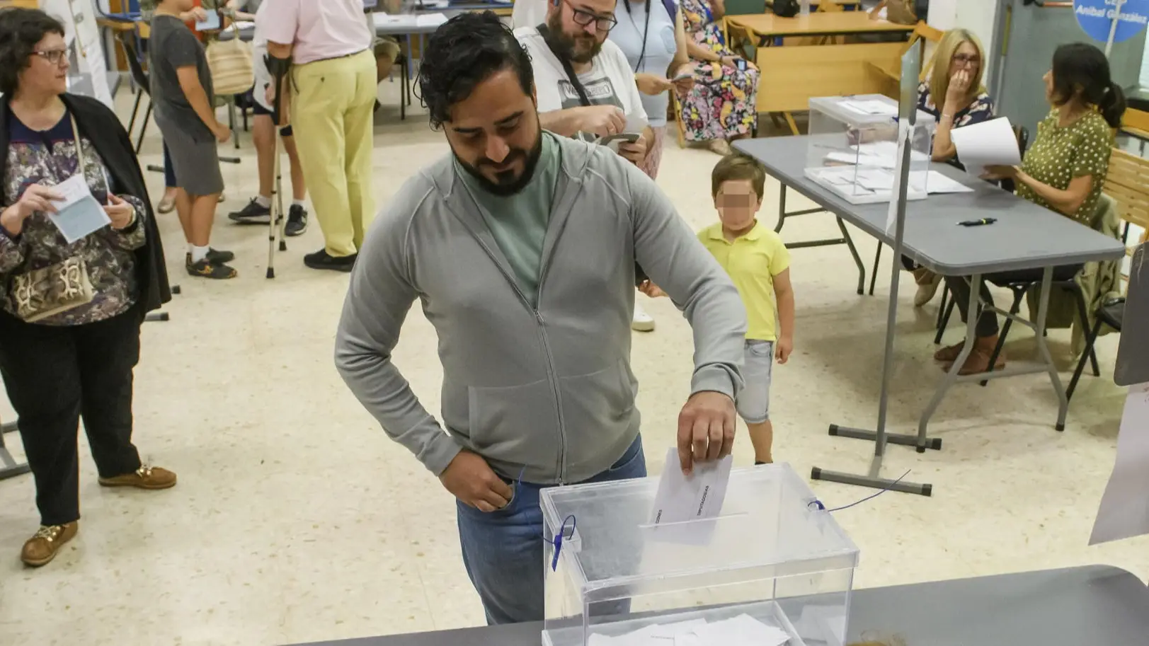 Alvise Pérez votando en las elecciones europeas Alvise Pérez votando en las elecciones europeas