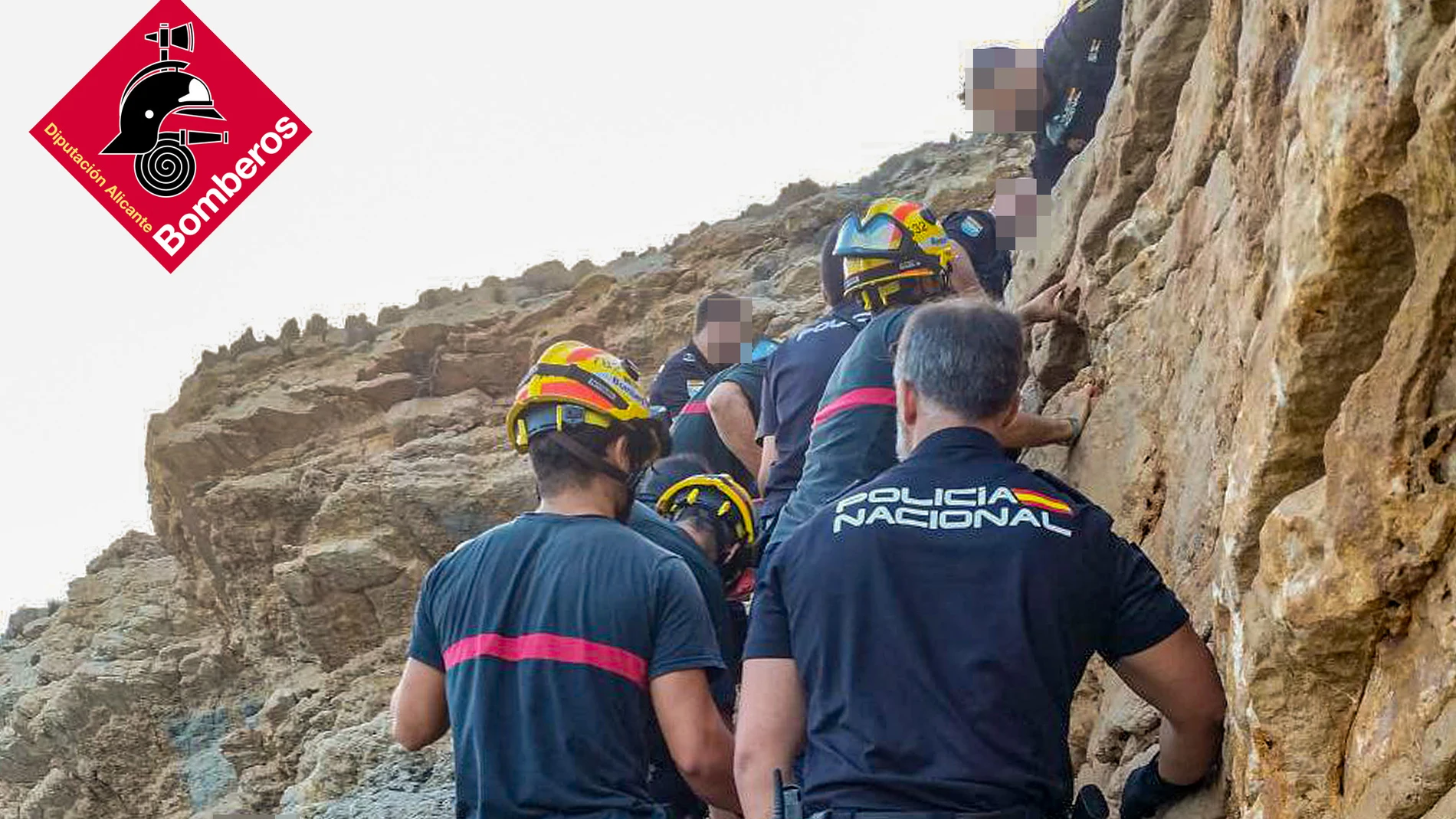 Los bomberos socorren al joven en una zona rocosa Los bomberos socorren al joven en una zona rocosa