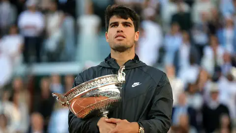 Carlos Alcaraz posa con el trofeo de Roland Garros