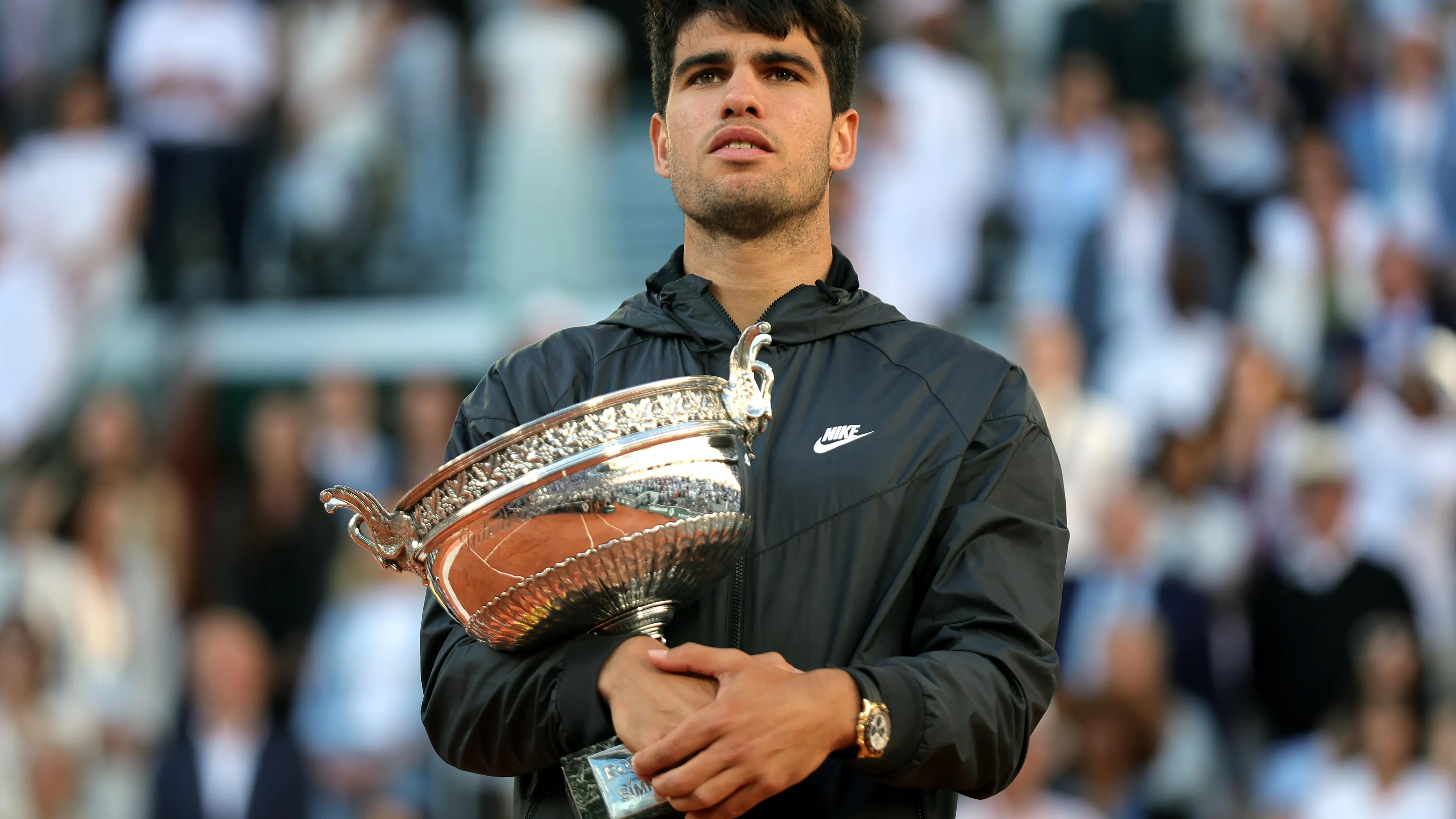 Carlos Alcaraz posa con el trofeo de Roland Garros Carlos Alcaraz posa con el trofeo de Roland Garros