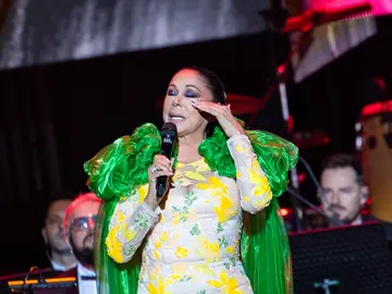 Isabel Pantoja se emociona en su concierto de Almería Isabel Pantoja se emociona en su concierto de Almería