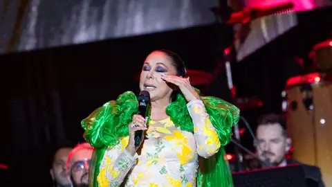 Isabel Pantoja se emociona en su concierto de Almería