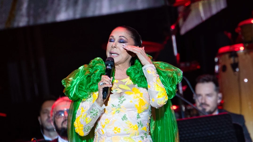 Isabel Pantoja se emociona en su concierto de Almería Isabel Pantoja se emociona en su concierto de Almería