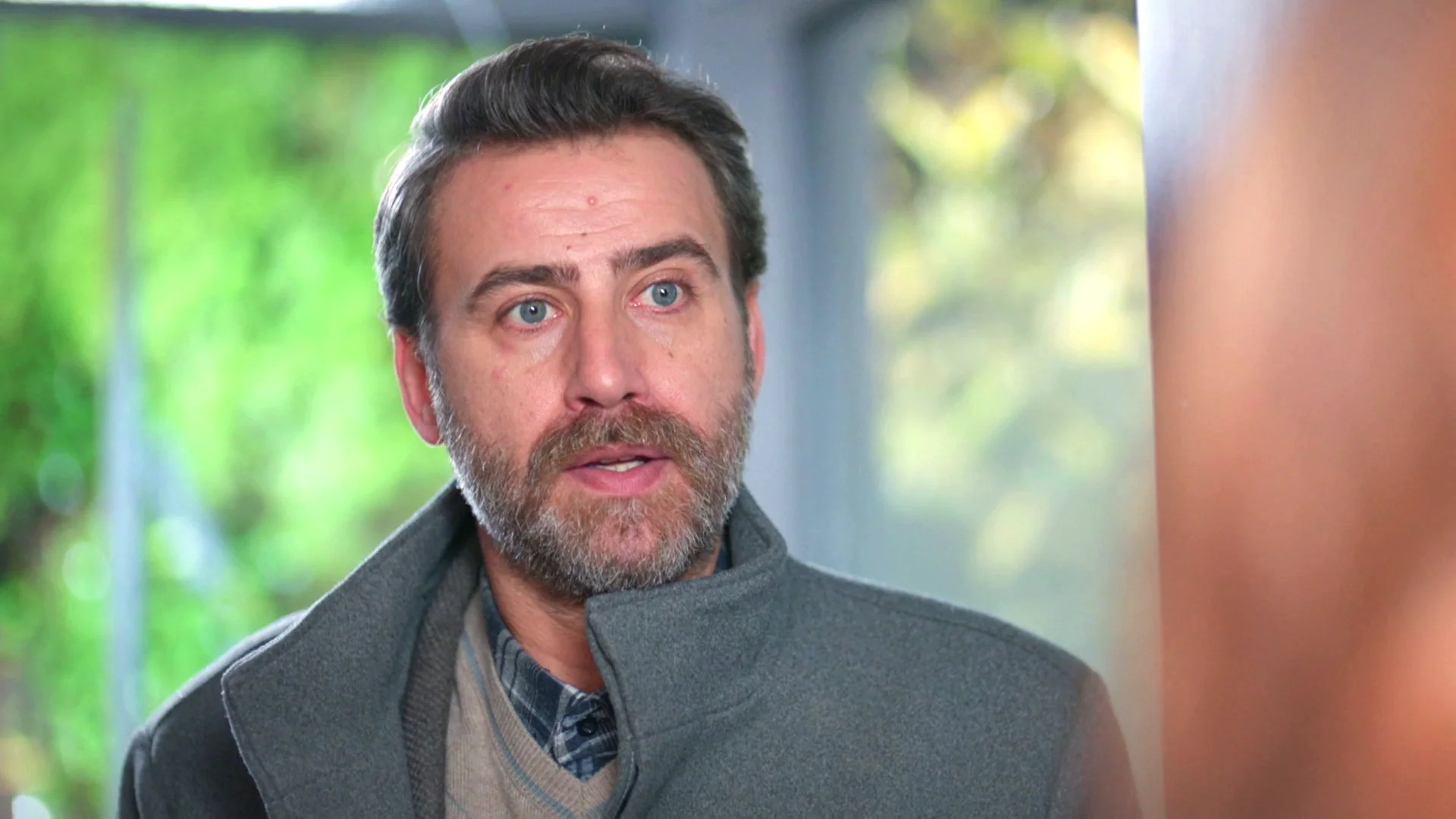 ¡Una visita inesperada!: Berk y Elif reciben la visita de... ¡Gokhan, su padre biológico! ¡Una visita inesperada!: Berk y Elif reciben la visita de... ¡Gokhan, su padre biológico!