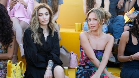 Paris Jakson y Ester Expósito en Barcelona en un desfile de Desigual