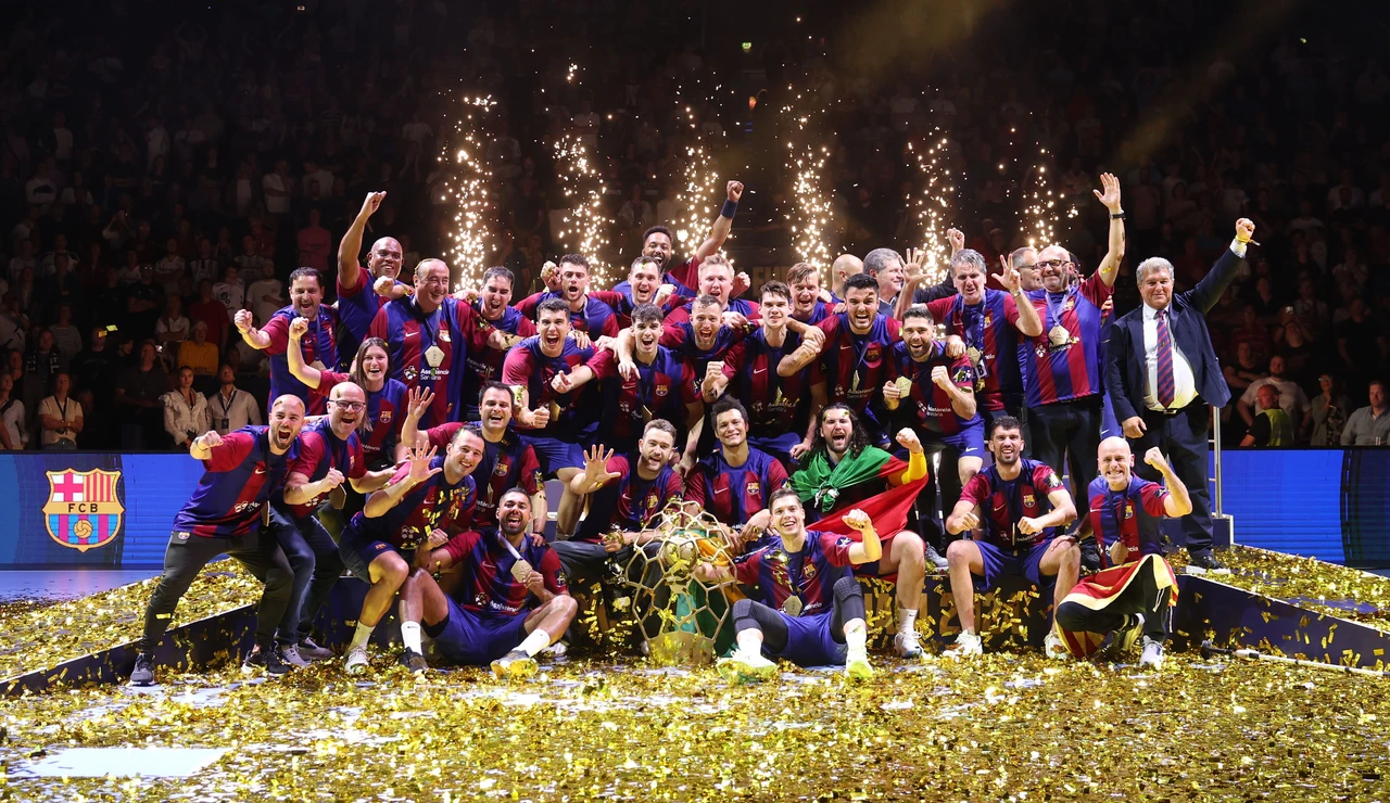 Los jugadores del Barcelona celebran la duodécima Champions de balonmano