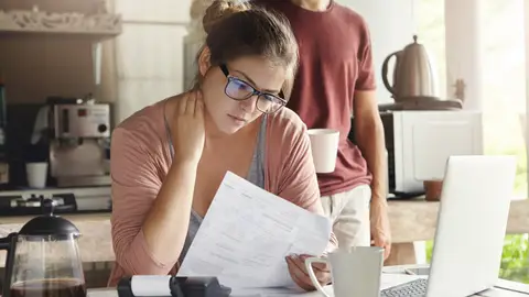 Mujer consultando una factura Mujer consultando una factura