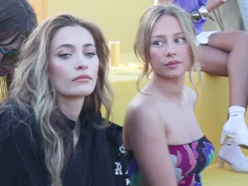 Paris Jakson y Ester Expósito en un desfile de Desigual en Barcelona Paris Jakson y Ester Expósito en un desfile de Desigual en Barcelona