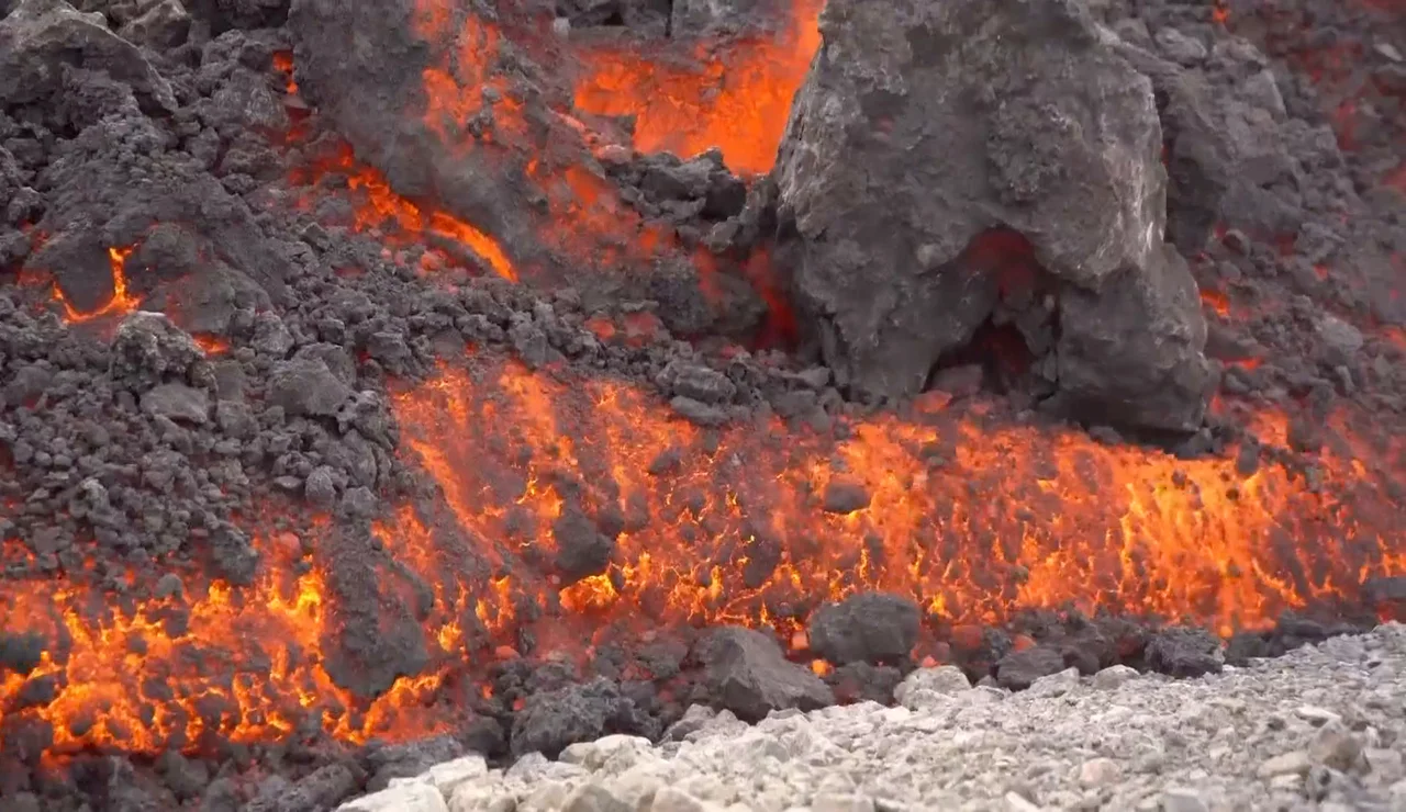 Lava de un volcán en Islandia