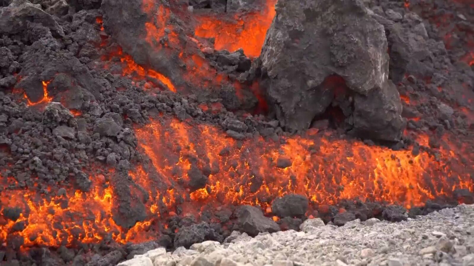 Vídeo: espectacular erupción volcánica en Reykjanes, Islandia, que invade la Laguna Azul