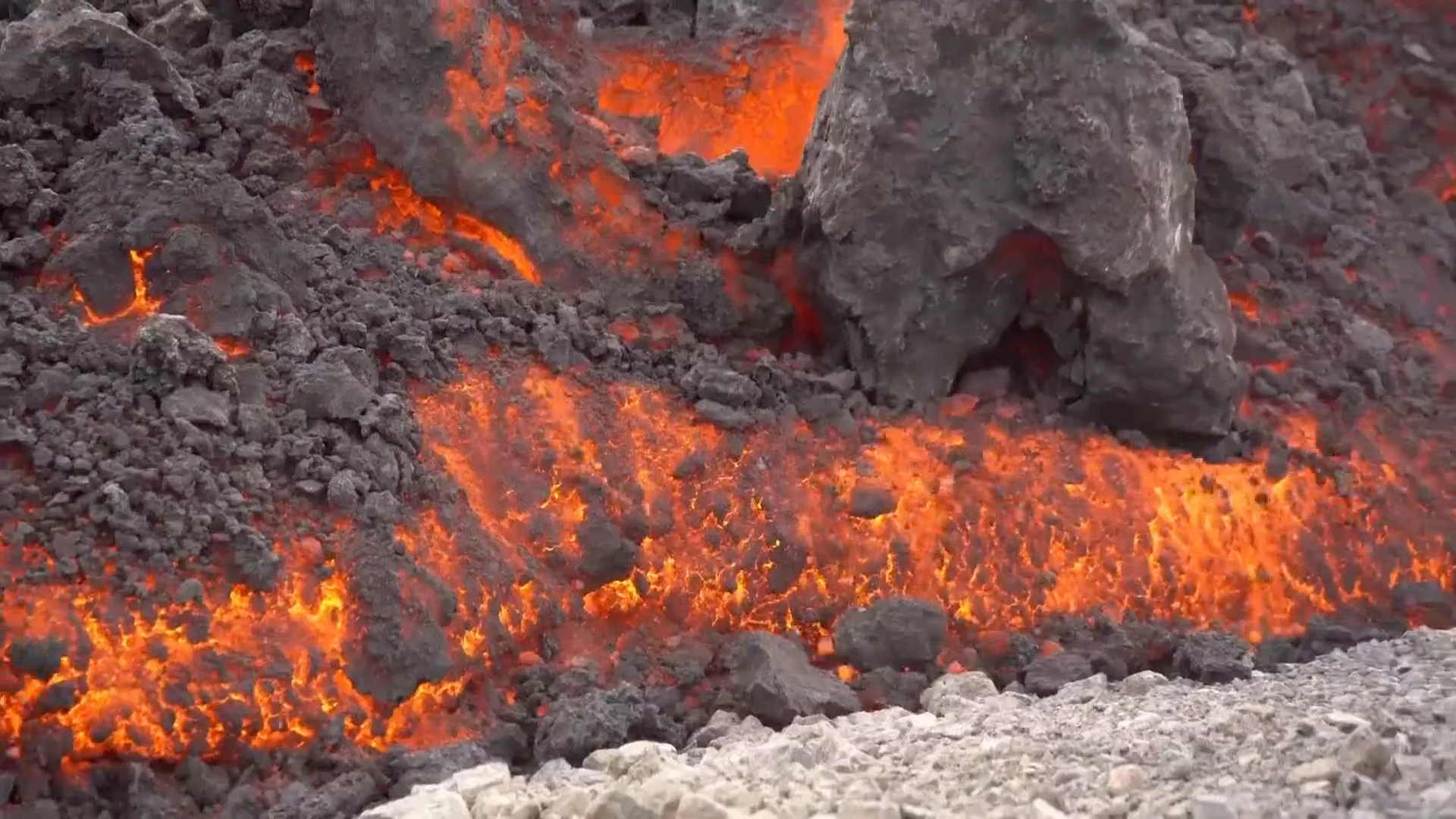 Lava de un volcán en Islandia Lava de un volcán en Islandia