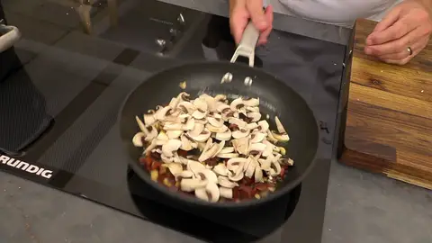 Lamina los champiñones (limpios) y agrégalos Lamina los champiñones (limpios) y agrégalos