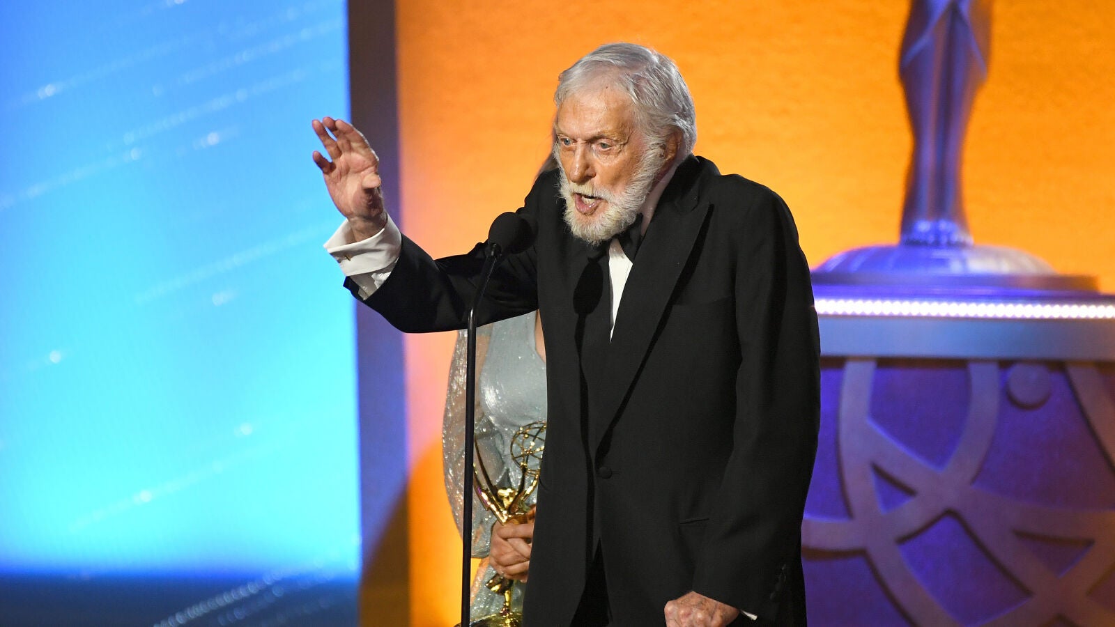 Dick Van Dyke revela el secreto de su longevidad a los 98 años y que no piensa jubilarse tras ganar un Emmy