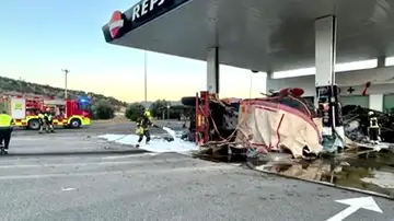 Tres heridos, uno de ellos un niño, al estrellarse un camión contra una gasolinera en Antequera