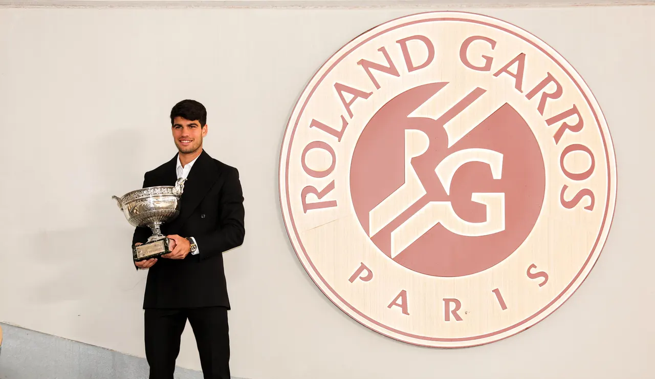 Carlos Alcaraz posa con el trofeo de Roland Garros en la Philippe Chatrier